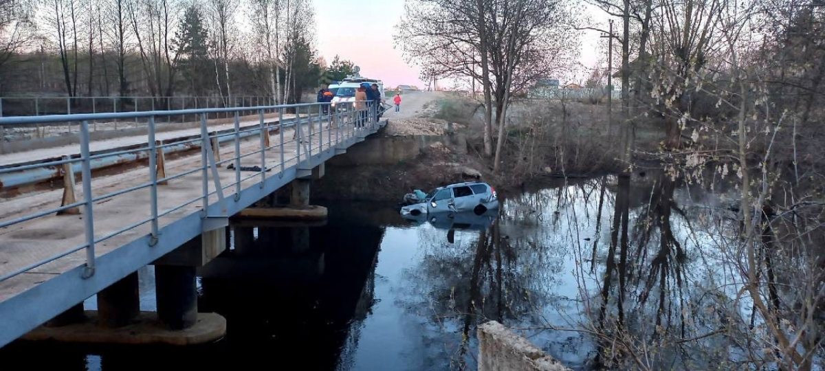 Автомобиль слетел с моста в воду в Борском районе