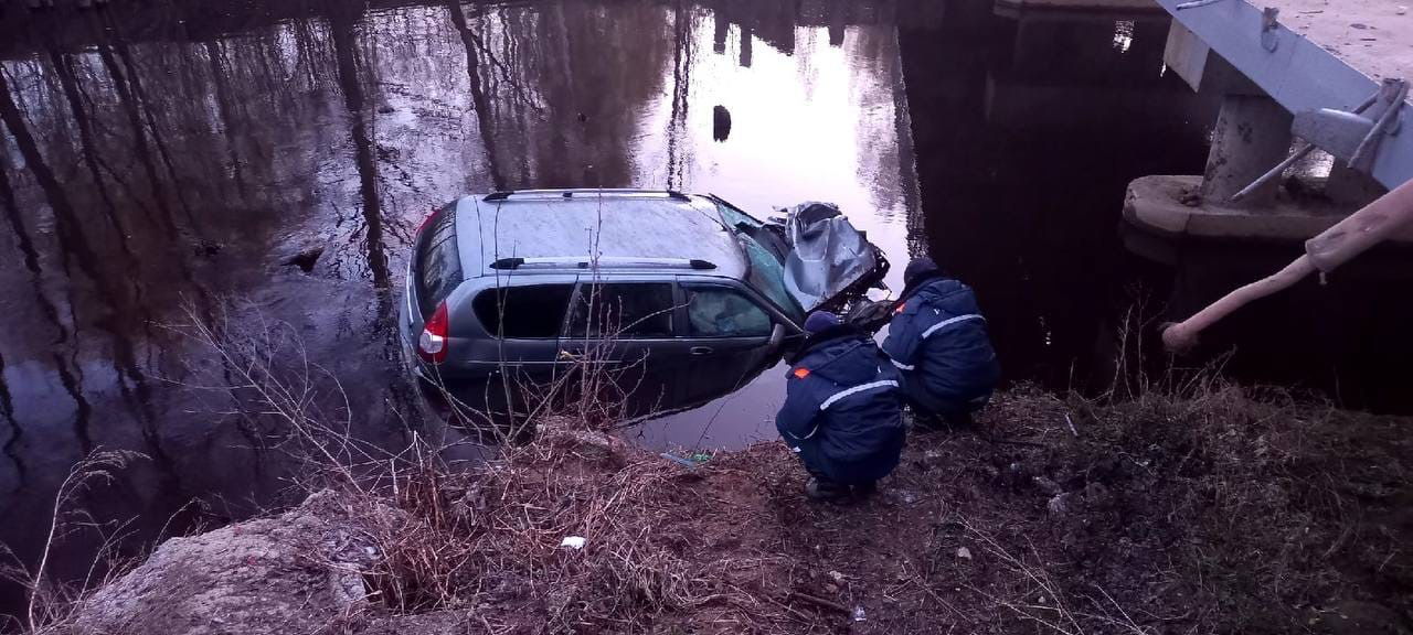 действия водителя при падении автомобиля в воду