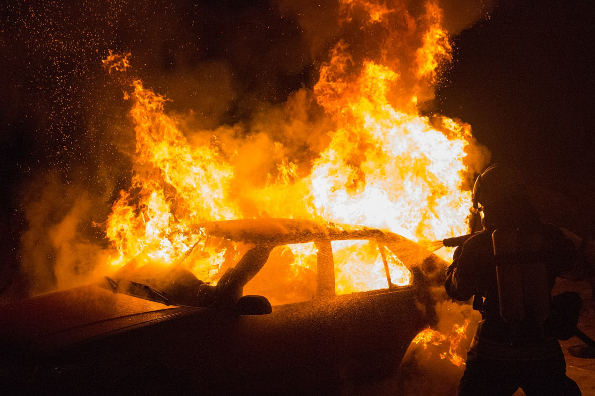 Ревнивый мужчина поджег автомобиль своего соперника в Балахне