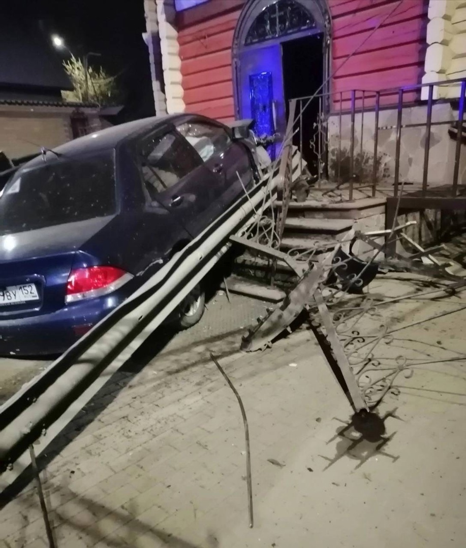 Пьяный водитель врезался в ворота церкви в Нижнем Новгороде