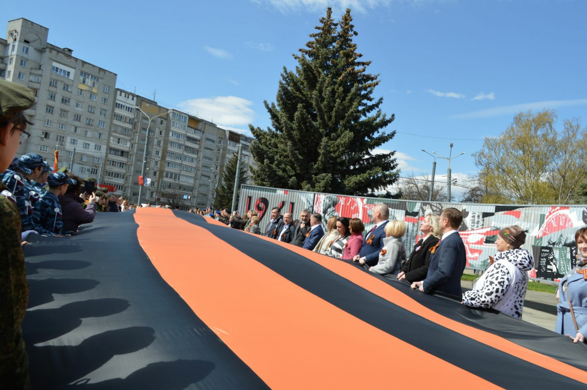Георгиевскую ленту длиной 25 метров развернули на площади Героев в Нижнем Новгороде