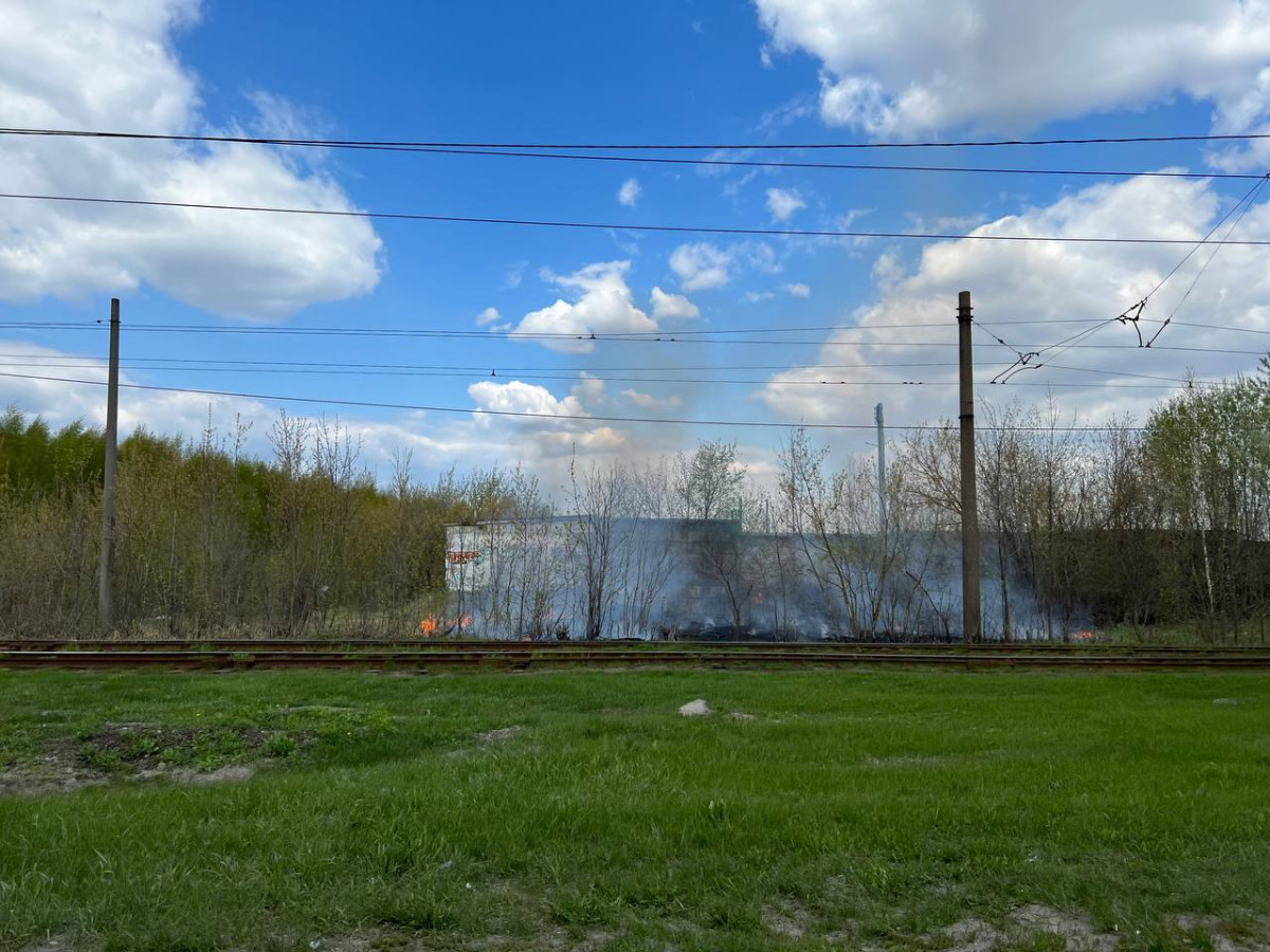 Трава загорелась на улице Рельсовой в Нижнем Новгороде 7 мая