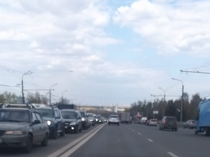 Автомобилисты застряли в пробках на выездах из Нижнего Новгорода 7 мая