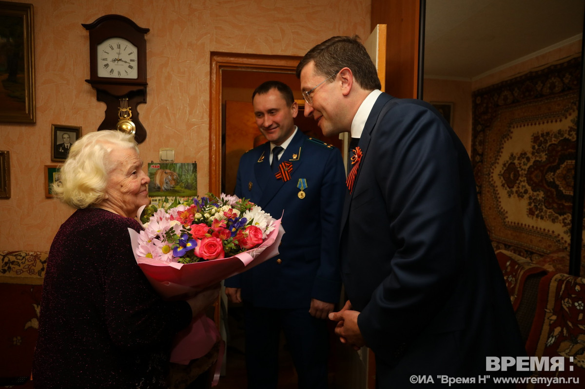 Глеб Никитин поздравил с Днем Победы вдову ветерана Великой Отечественной войны Ларису Кудрявцеву