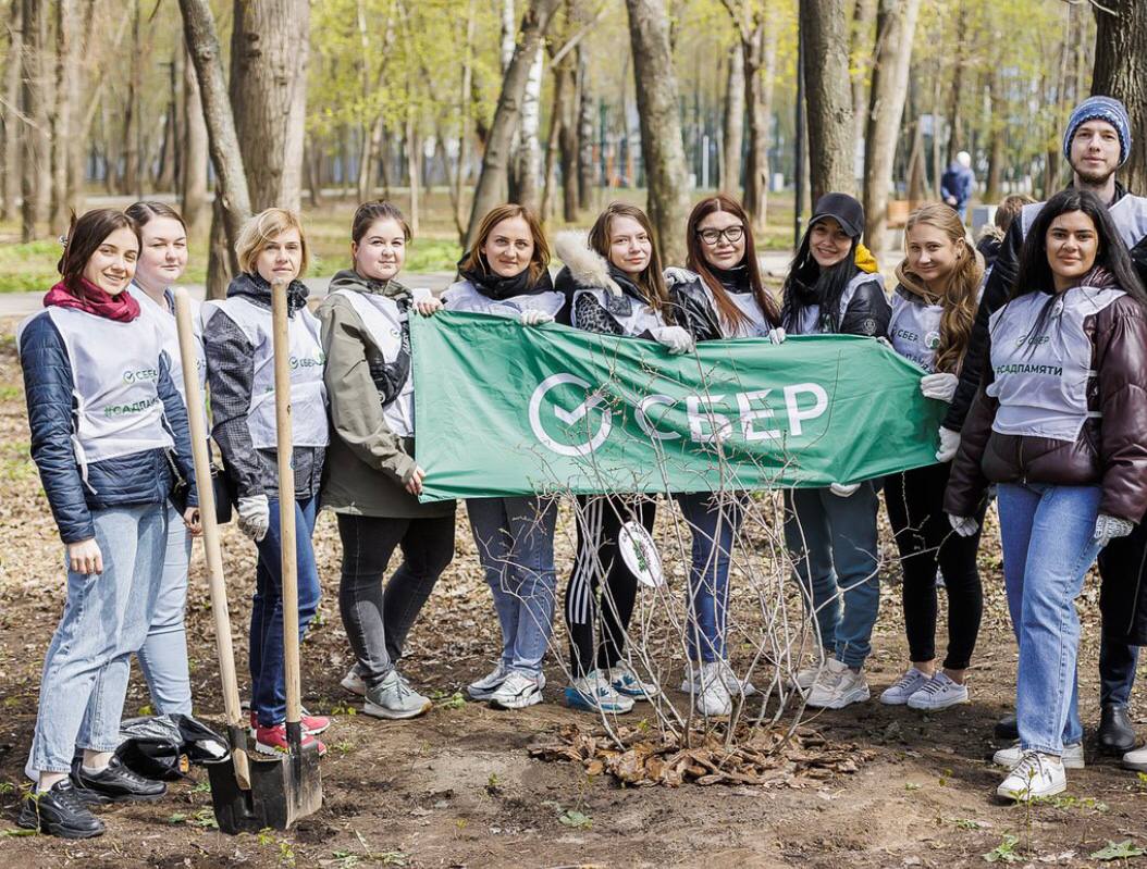 Волонтеры высадили юбилейное — 15-миллионное — дерево в России к международной акции «Сад Памяти»