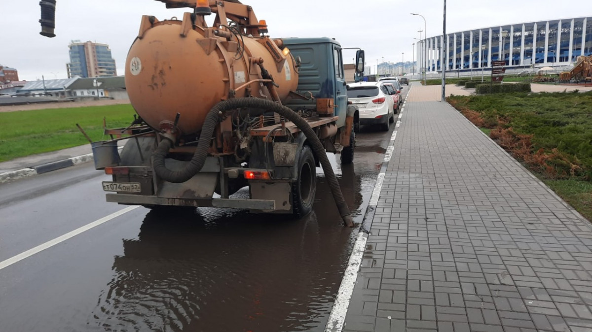 Коммунальщики откачивают воду с улиц Нижнего Новгорода после дождливых выходных