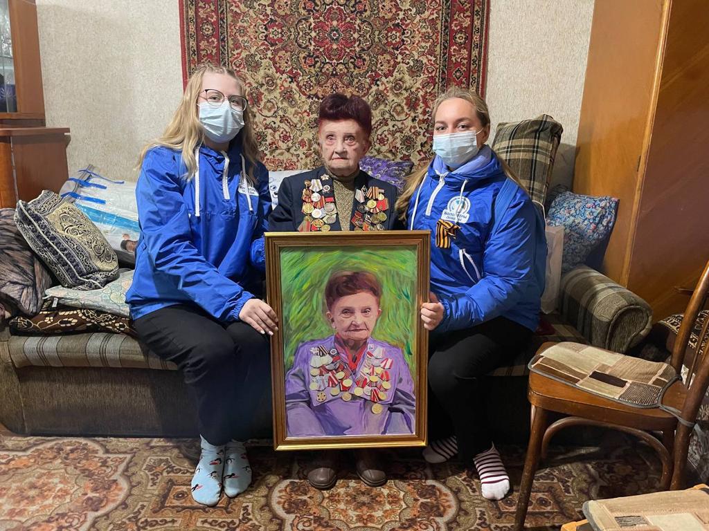 Нижегородские волонтеры подарили ветерану войны ее портрет