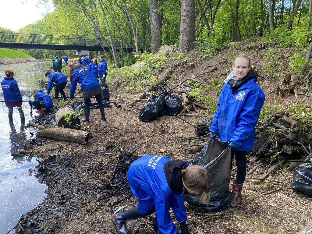«Волонтеры Победы» провели субботник на реке Борзовке в Нижнем Новгороде