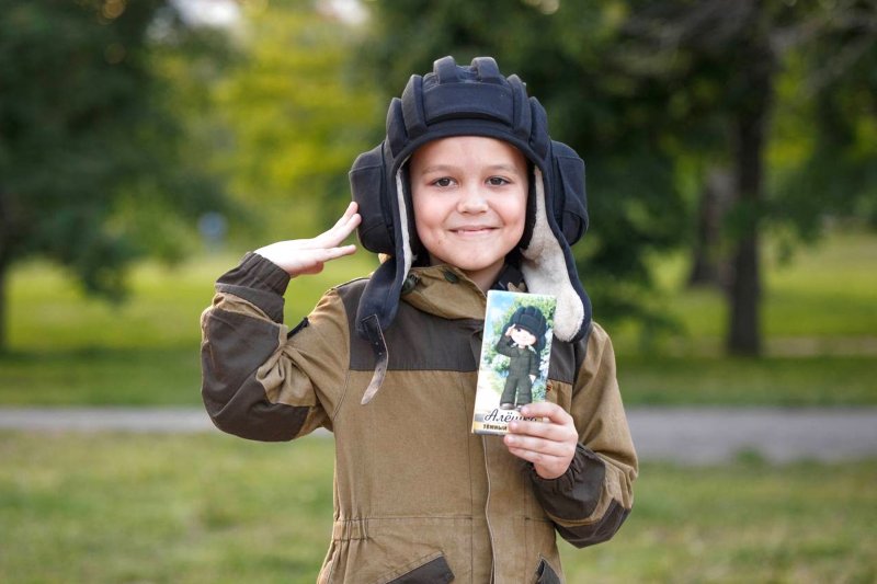 В России выпустили шоколад «Алешка» в честь мальчика Леши, приветствующего военных