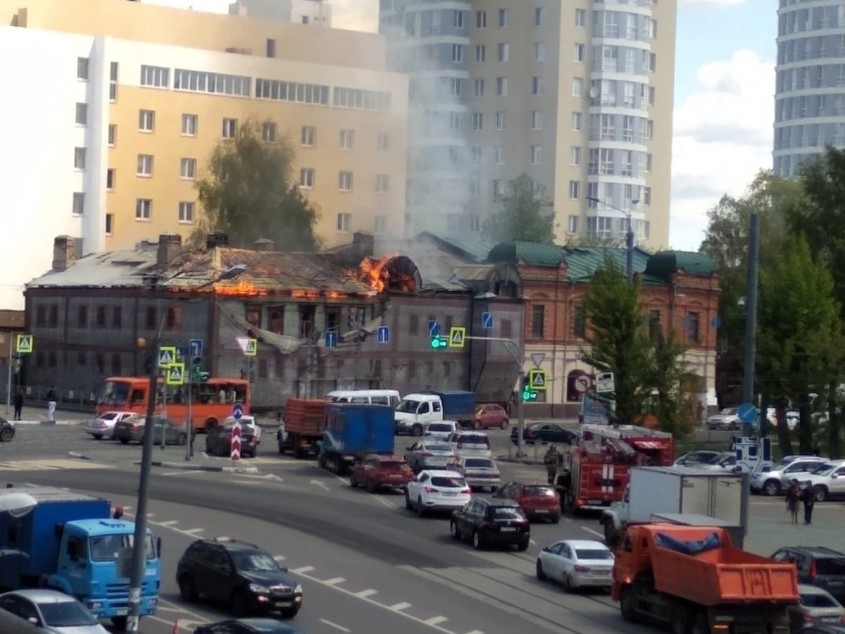 Почти 50 человек тушат пожар в деревянном доме на площади Сенной