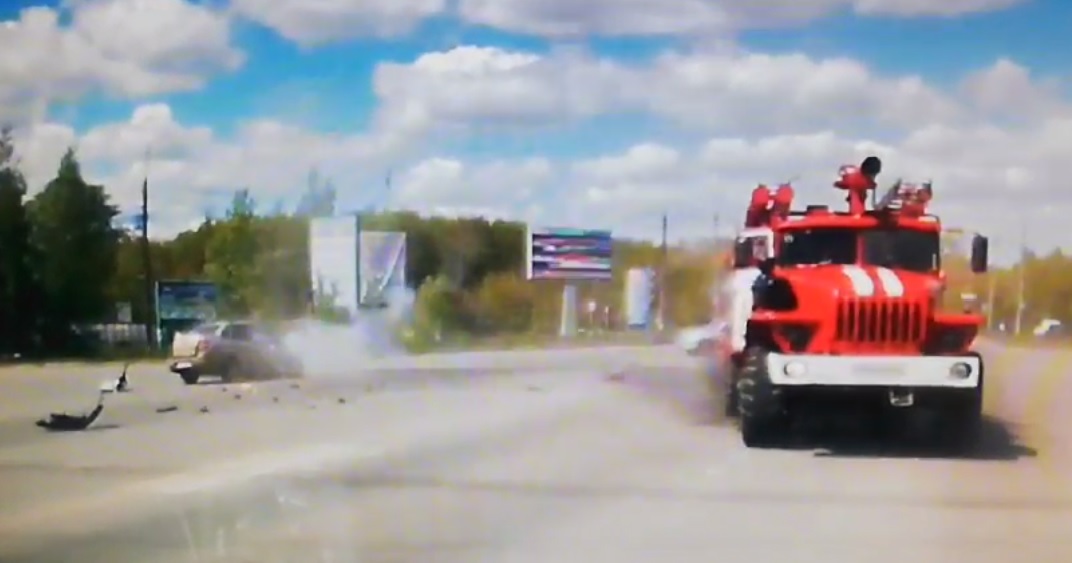 Легковушка врезалась в пожарную машину в центре Заволжья