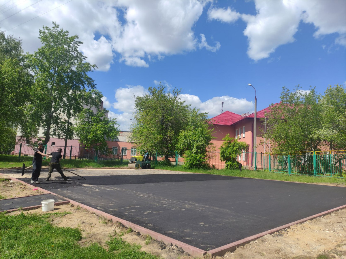 Универсальную спортивную площадку устанавливают у школы № 77 в Нижнем Новгороде