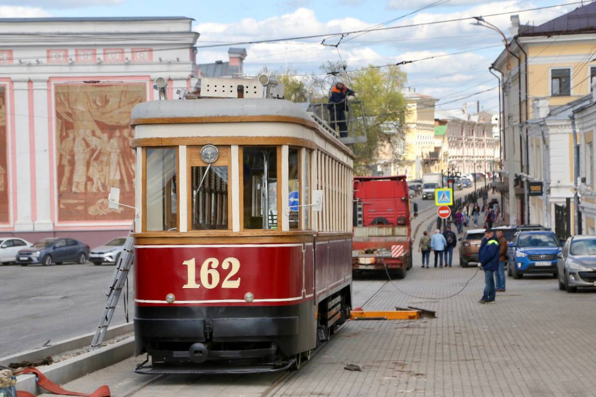 Исторический трамвай доставили на улицу Рождественскую в Нижнем Новгороде