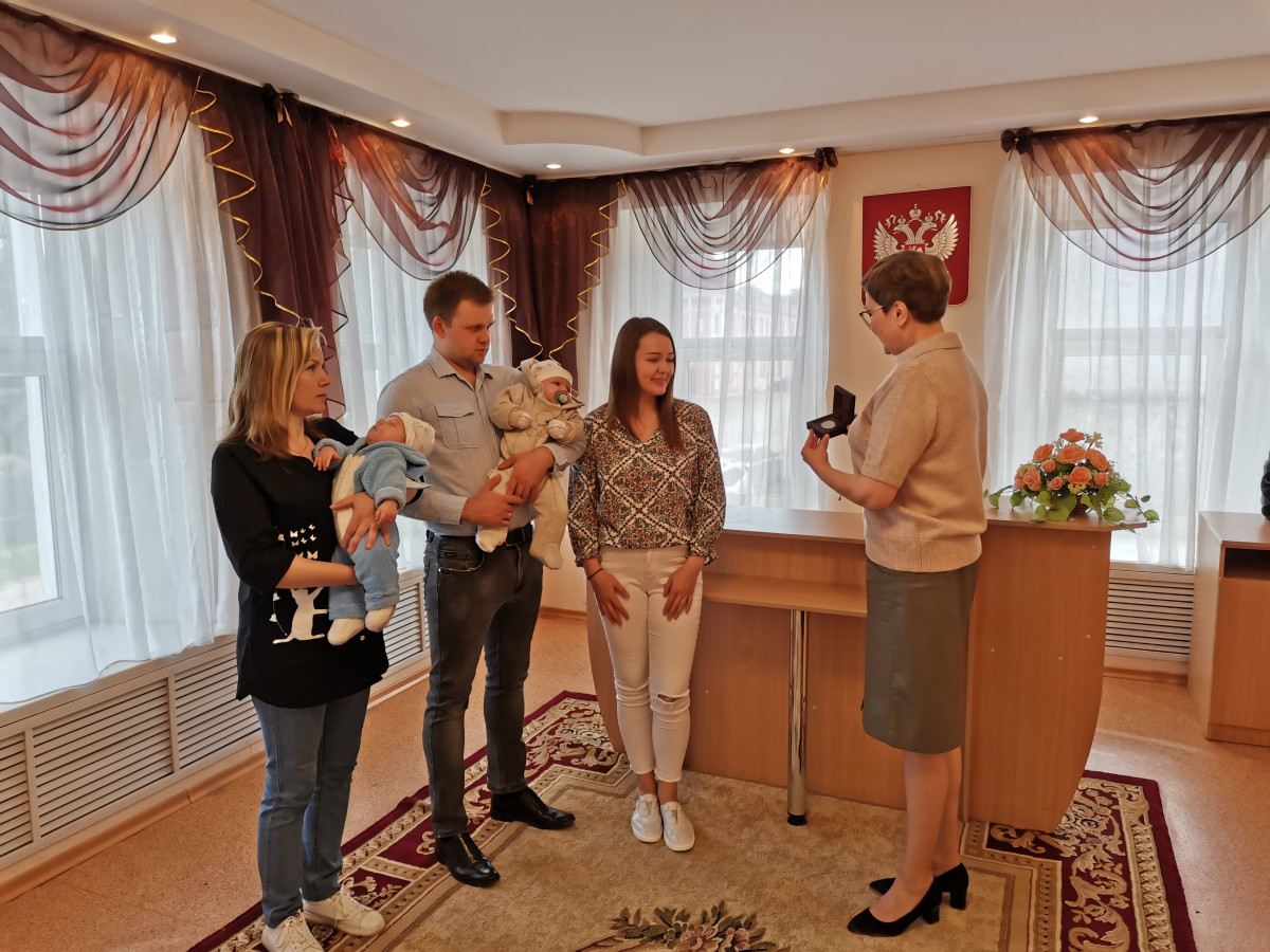 В День защиты детей 56 малышей получили медали «Родившемуся в Нижегородской области»