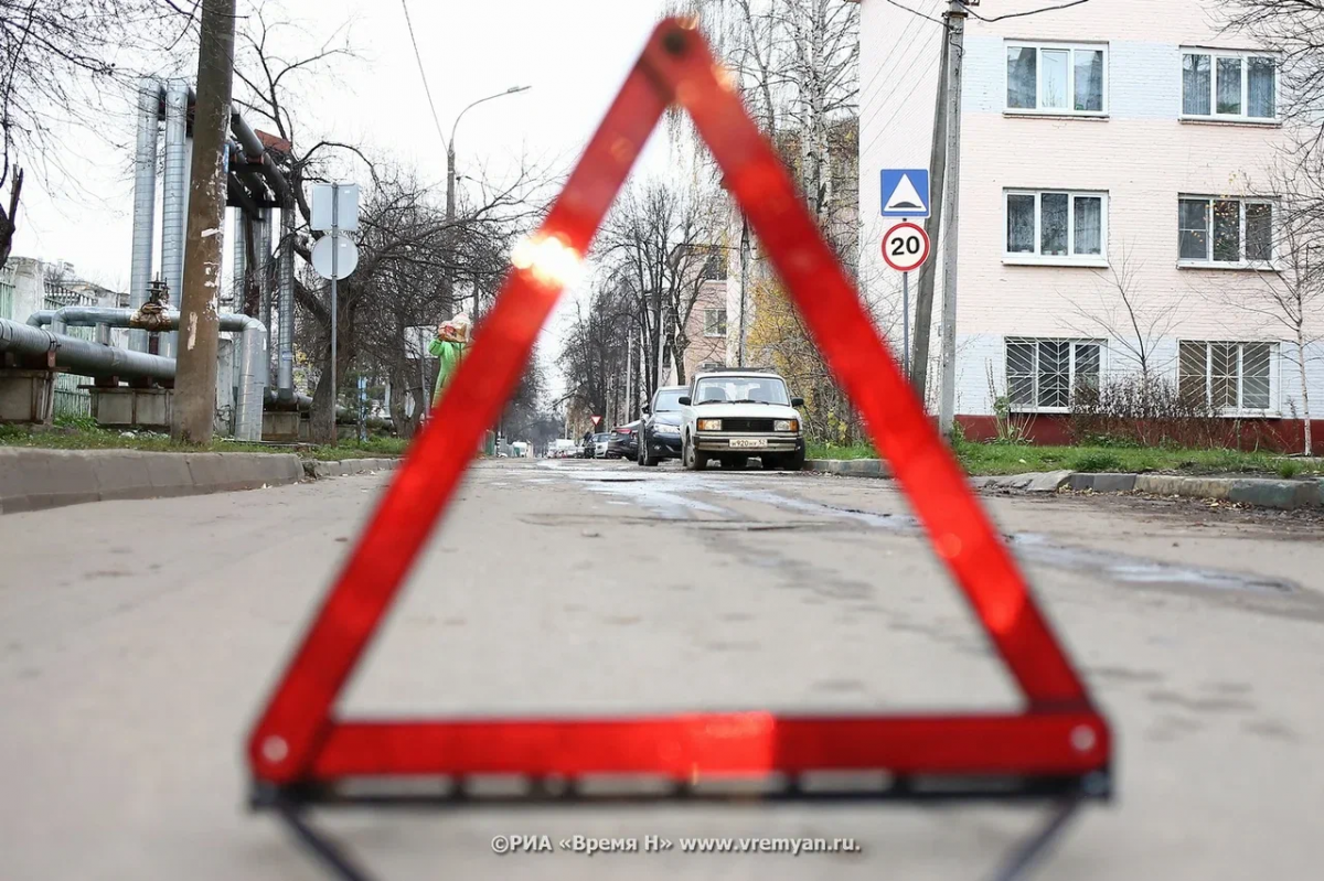 Легковой автомобиль влетел в жилой дом на Бору