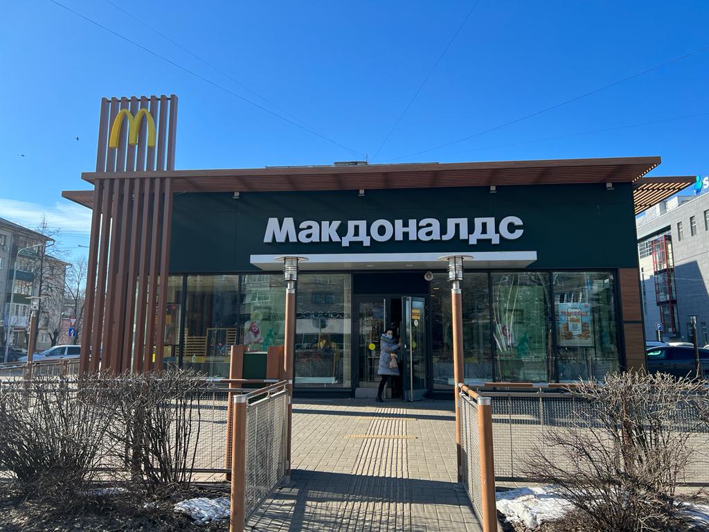 Демонтаж вывесок начался на нижегородских магазинах «Макдоналдс»