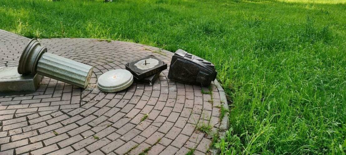 Сломанную в Сормовском районе скульптуру школьного портфеля восстановят