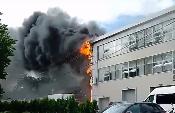 Названа возможная причина пожара в офисном здании в Сарове