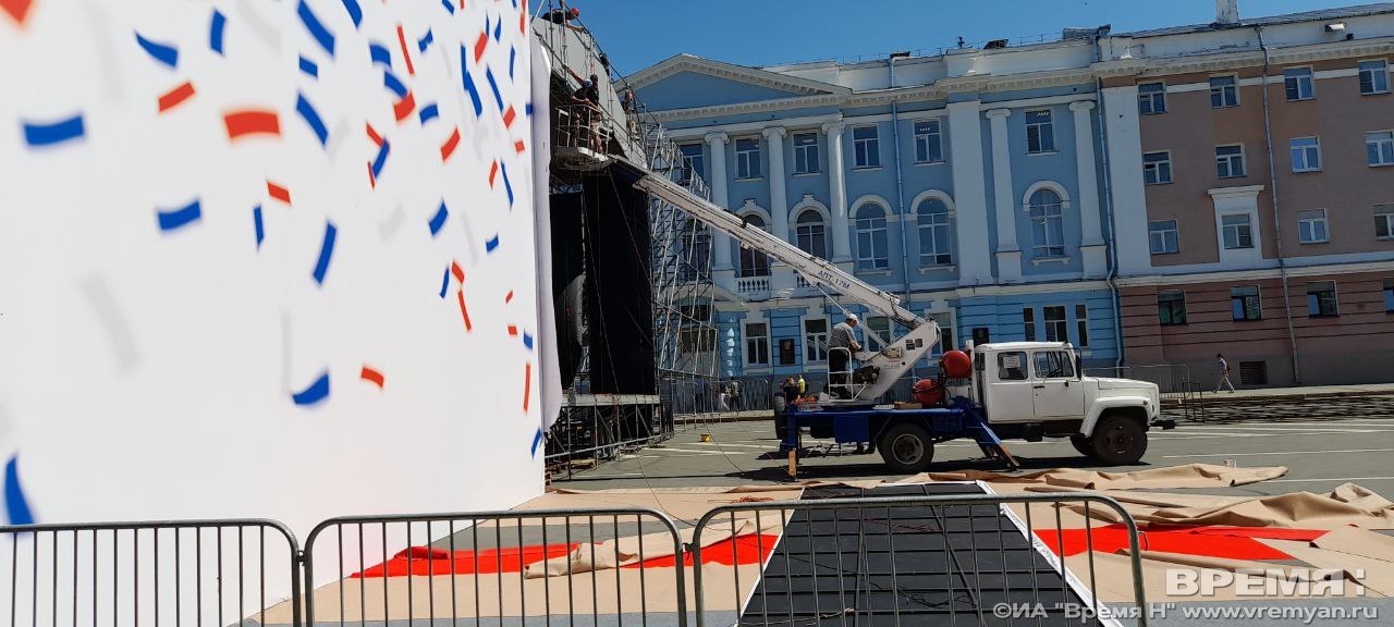 Пожарского пл. Сцена на площади.