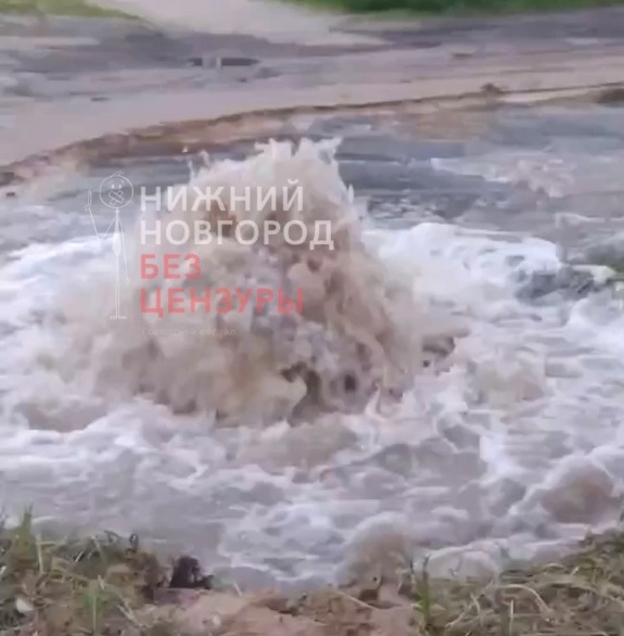 Фонтан воды забил из-под земли в Автозаводском районе