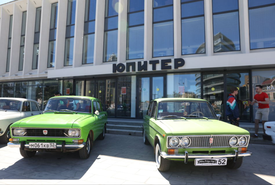 выставка ретроавтомобилей около КЗ "Юпитер" Нижний Новгород 12 июня