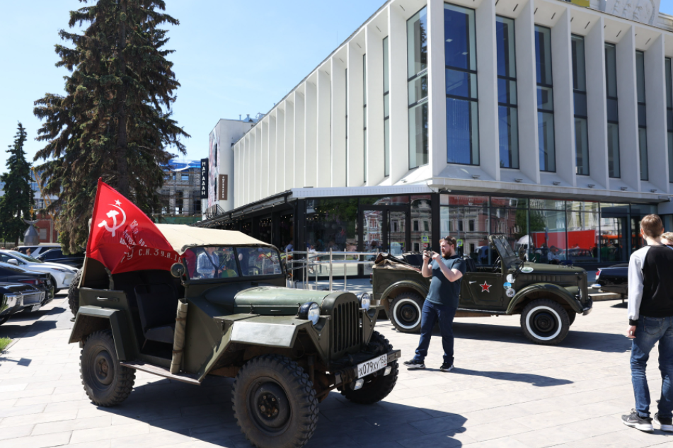выставка ретроавтомобилей около КЗ "Юпитер" Нижний Новгород 12 июня