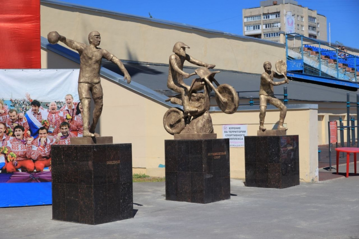 Нижегородцы раскритиковали новые скульптуры на стадионе в Дзержинске