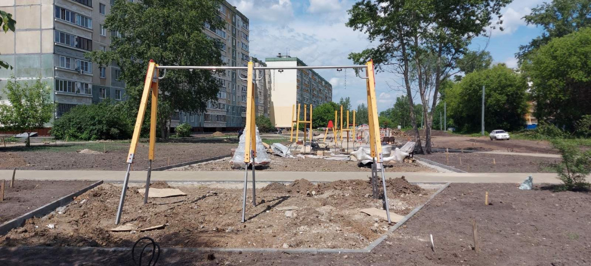 Спортивную площадку устанавливают в Ленинском районе по программе ФКГС