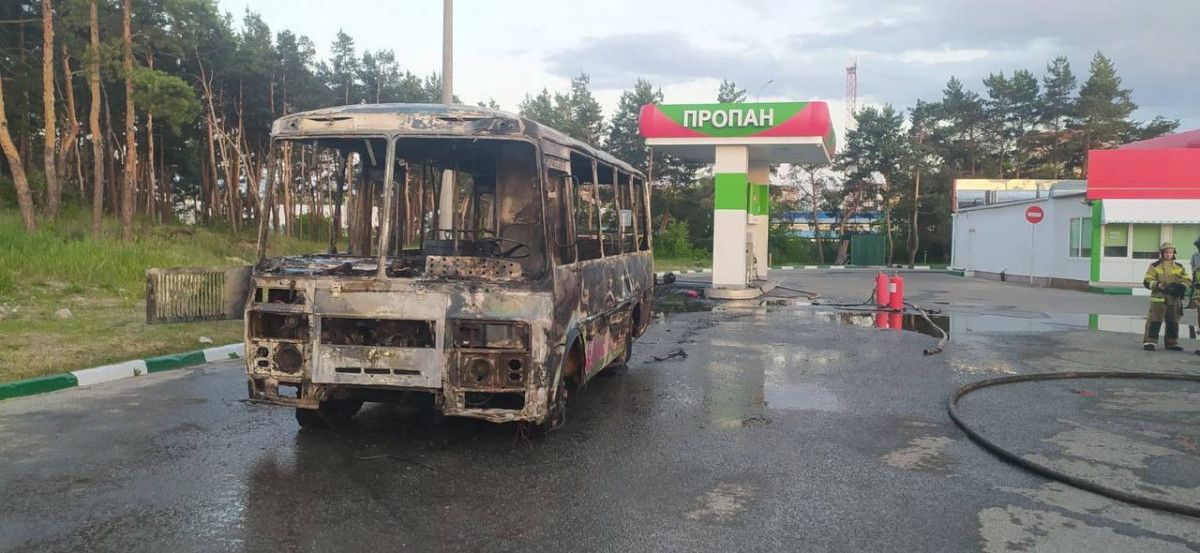 Автобус сгорел на газовой заправке в Дзержинске 17 июня