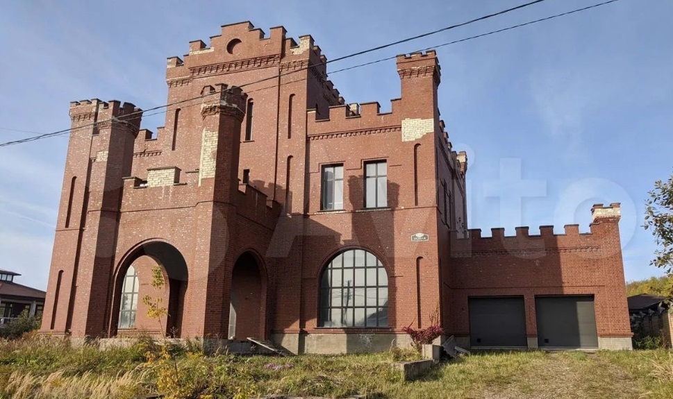 Трёхэтажный замок продают в Кстовском районе за 20 млн рублей