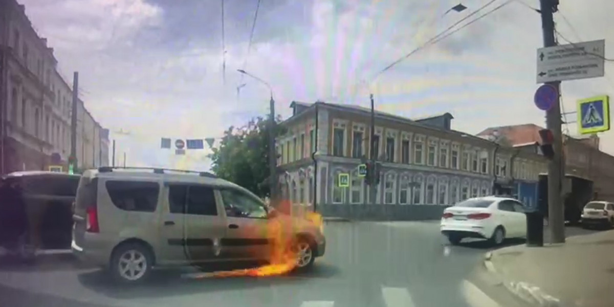 Росгвардеец помог потушить загоревшийся автомобиль в Нижнем Новгороде