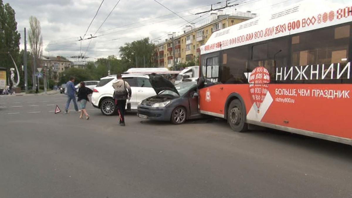 Автобус и две иномарки столкнулись на проспекте Ленина в Нижнем Новгороде