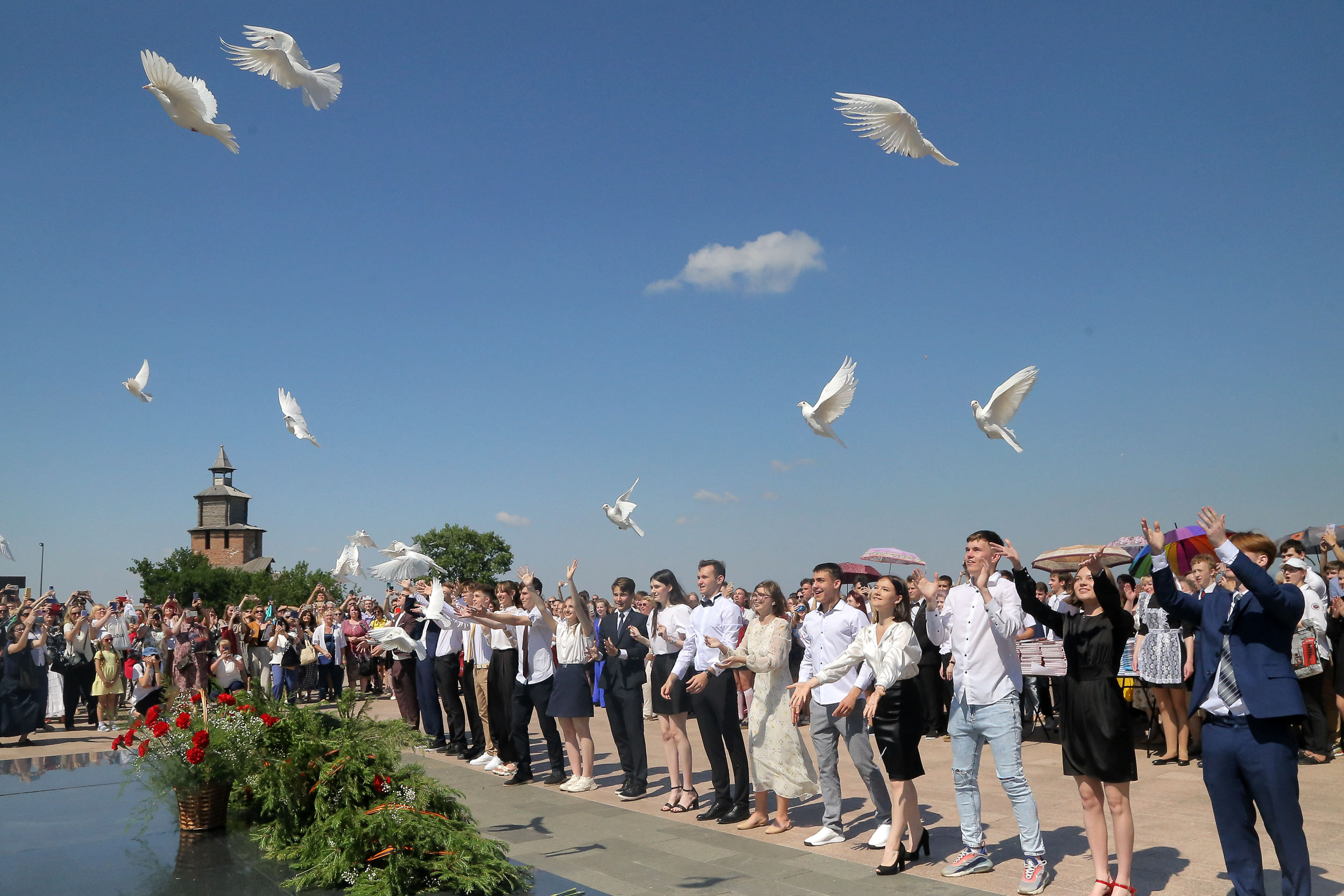 Новости нижнего новгорода выпуск сегодняшний. Выпускной. Выпускной город Саки 2022. Выпускники небо фото. Выпускницы Нижегородского сельхозинститута.