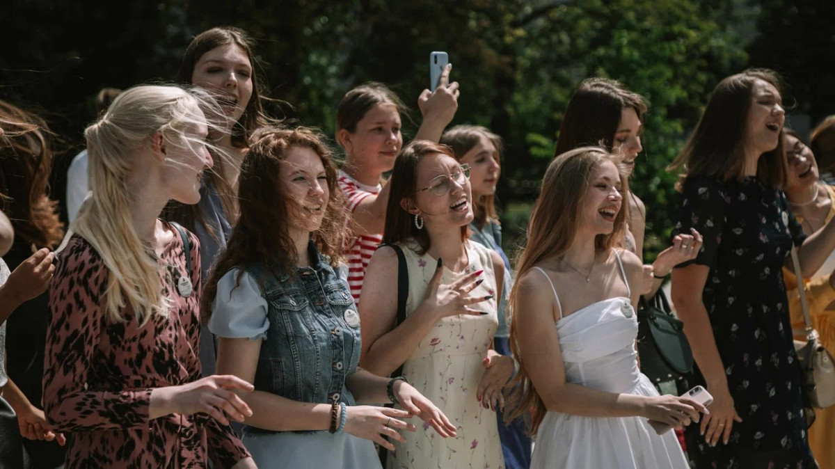 «Спасибо, Мининский»: выпускников 2022 года поздравили на главной площади города