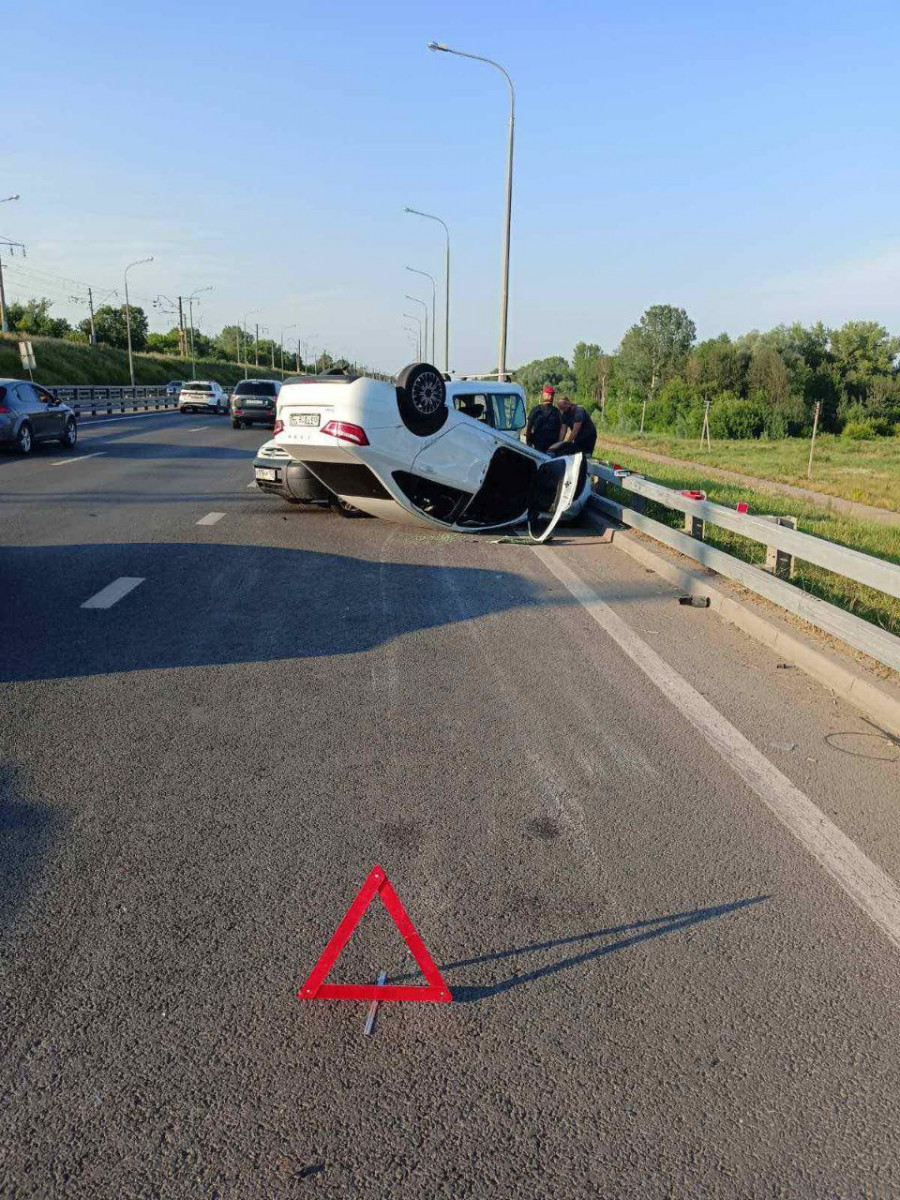 Автомобиль с пьяным водителем перевернулся у Борского моста 7 июля