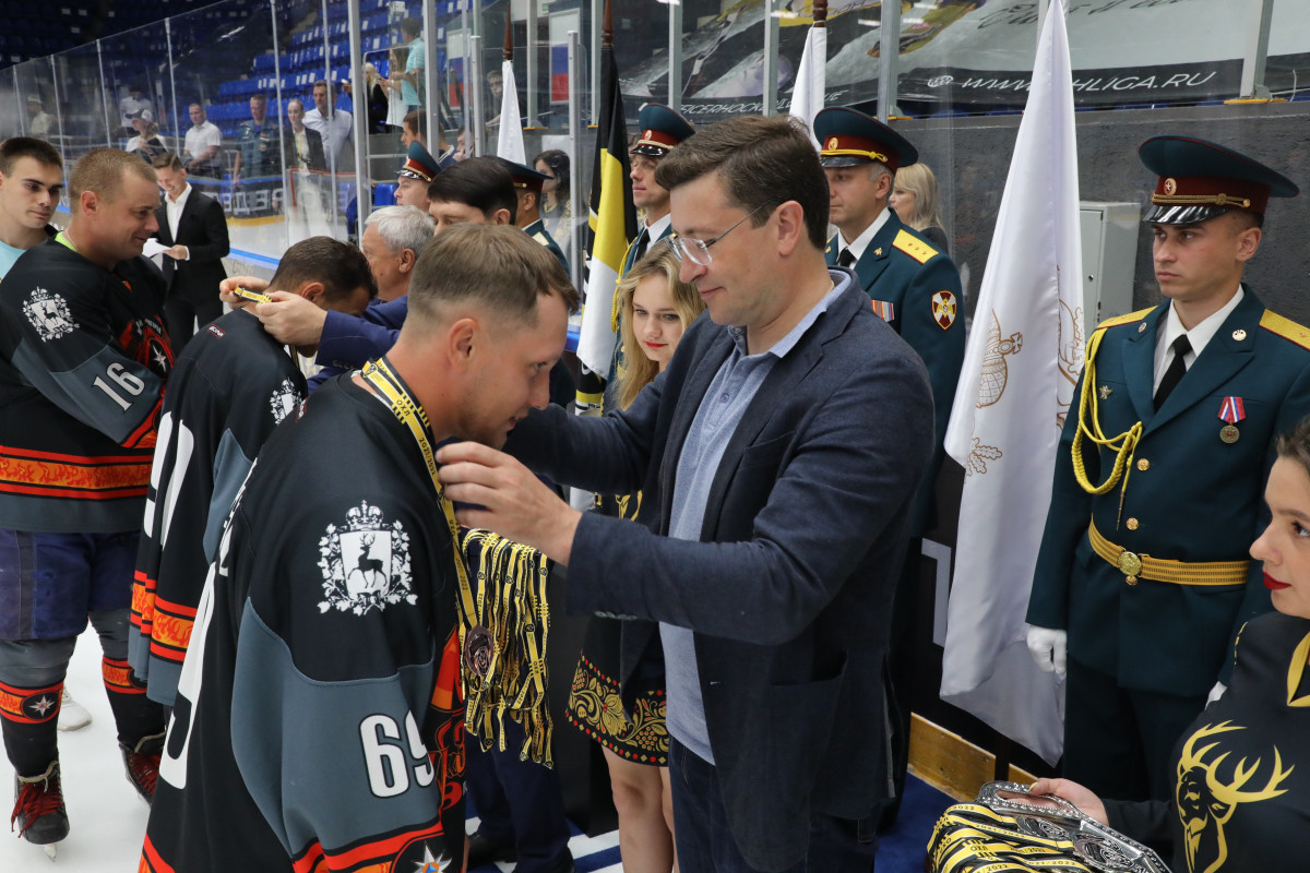Глеб Никитин наградил победителей финальных матчей Офицерской Хоккейной Лиги