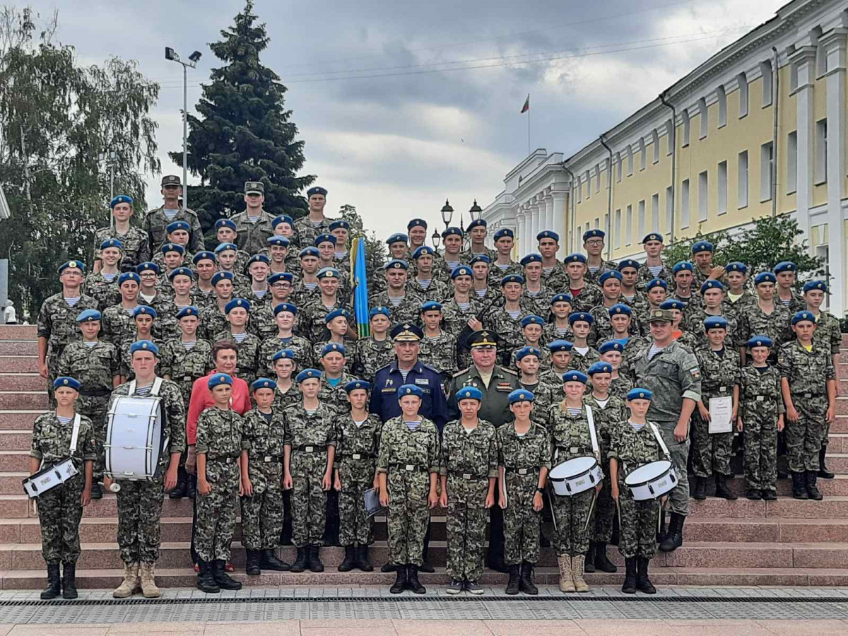 50 воспитанников лагеря «Хочу стать десантником» получили «Свидетельства парашютиста»