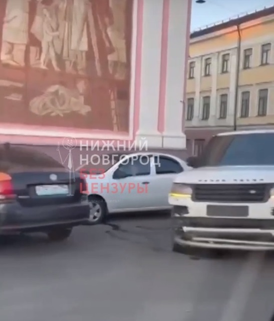 Пьяный водитель врезался в стену дома на улице Рождественской