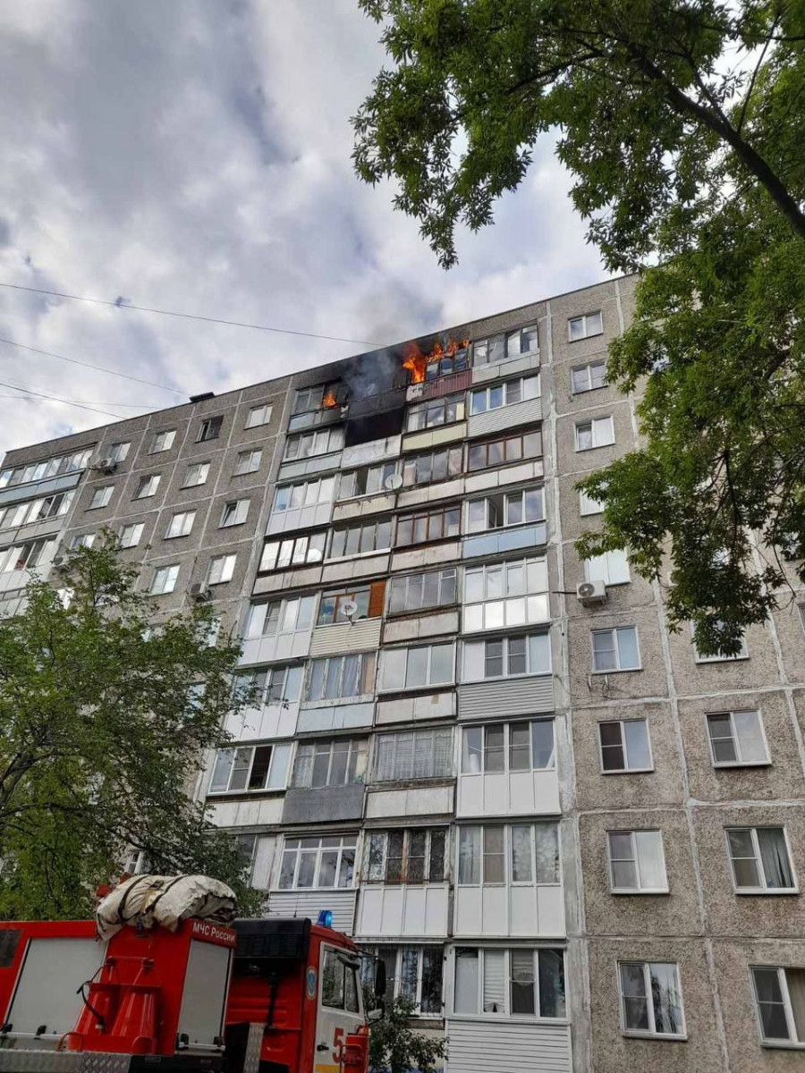 Балконы горят в двух квартирах дома на улице Баха в Нижнем Новгороде