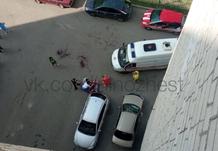 Нижегородцы обнаружили окровавленного мужчину во дворе дома на Автозаводе