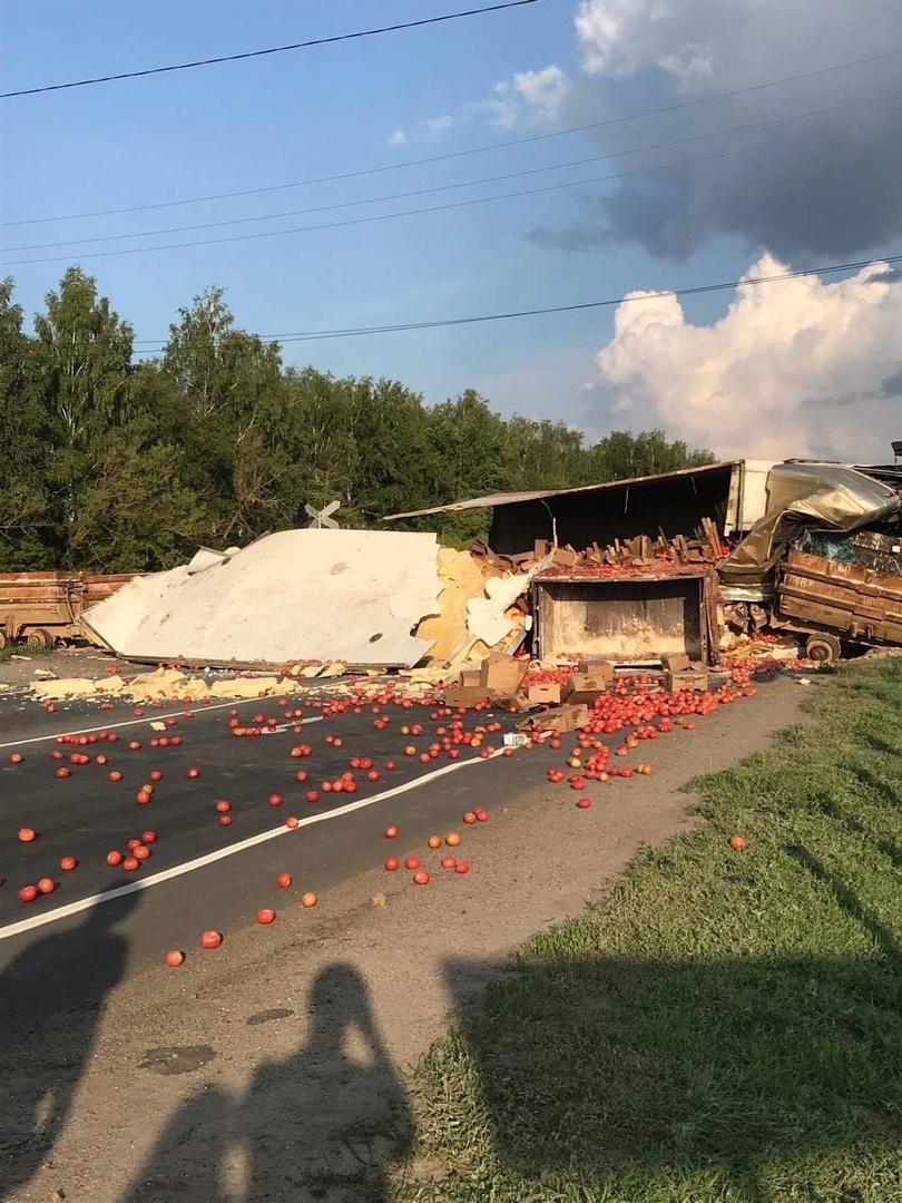 Грузовик врезался в тепловоз в нижегородском селе Пешелань