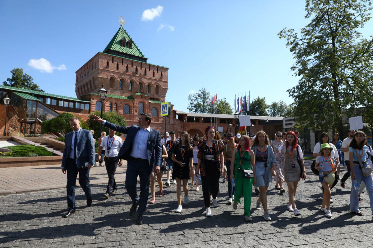 Глеб Никитин провёл для детей из Донбасса экскурсию по Кремлю