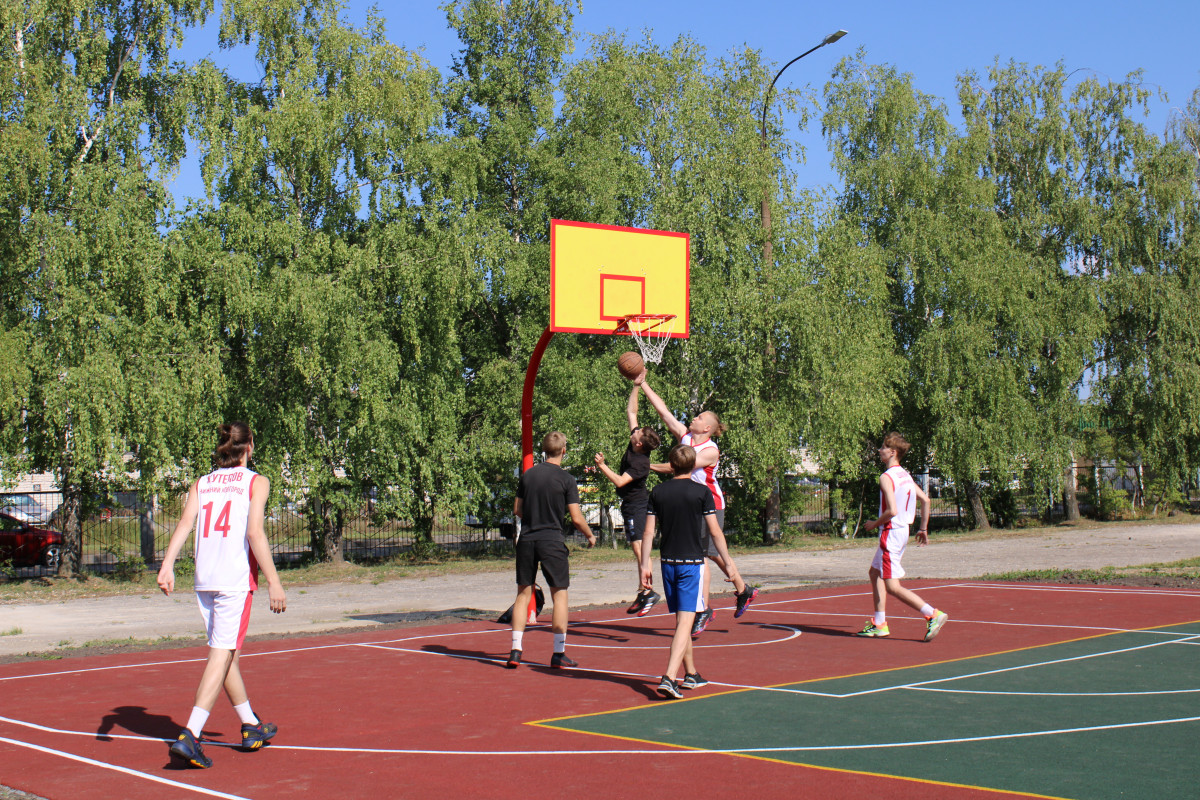 Баскетбольно-волейбольную площадку открыли в нижегородской школе № 43