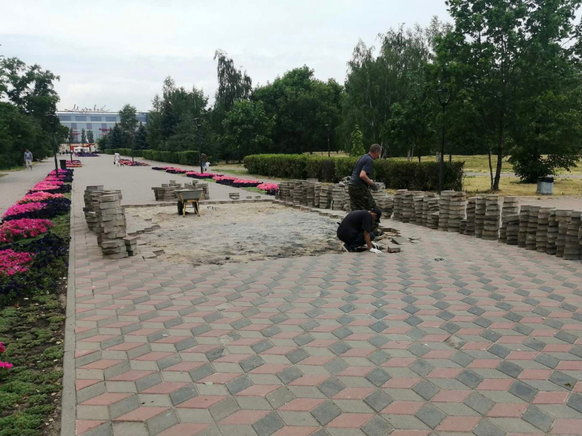 Разрушенную тротуарную плитку начали менять на Заречном бульваре