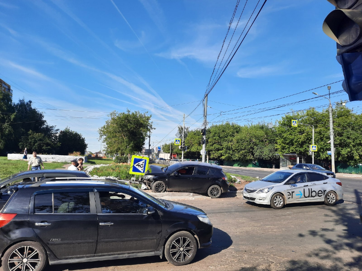 Иномарка снесла светофор в Нижнем Новгороде утром 2 августа