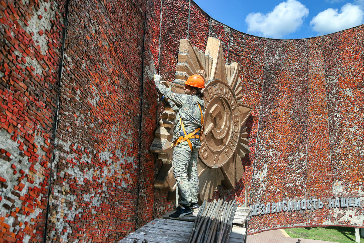 Реставрация монумента боевой и трудовой славы на Автозаводе завершится ко Дню города