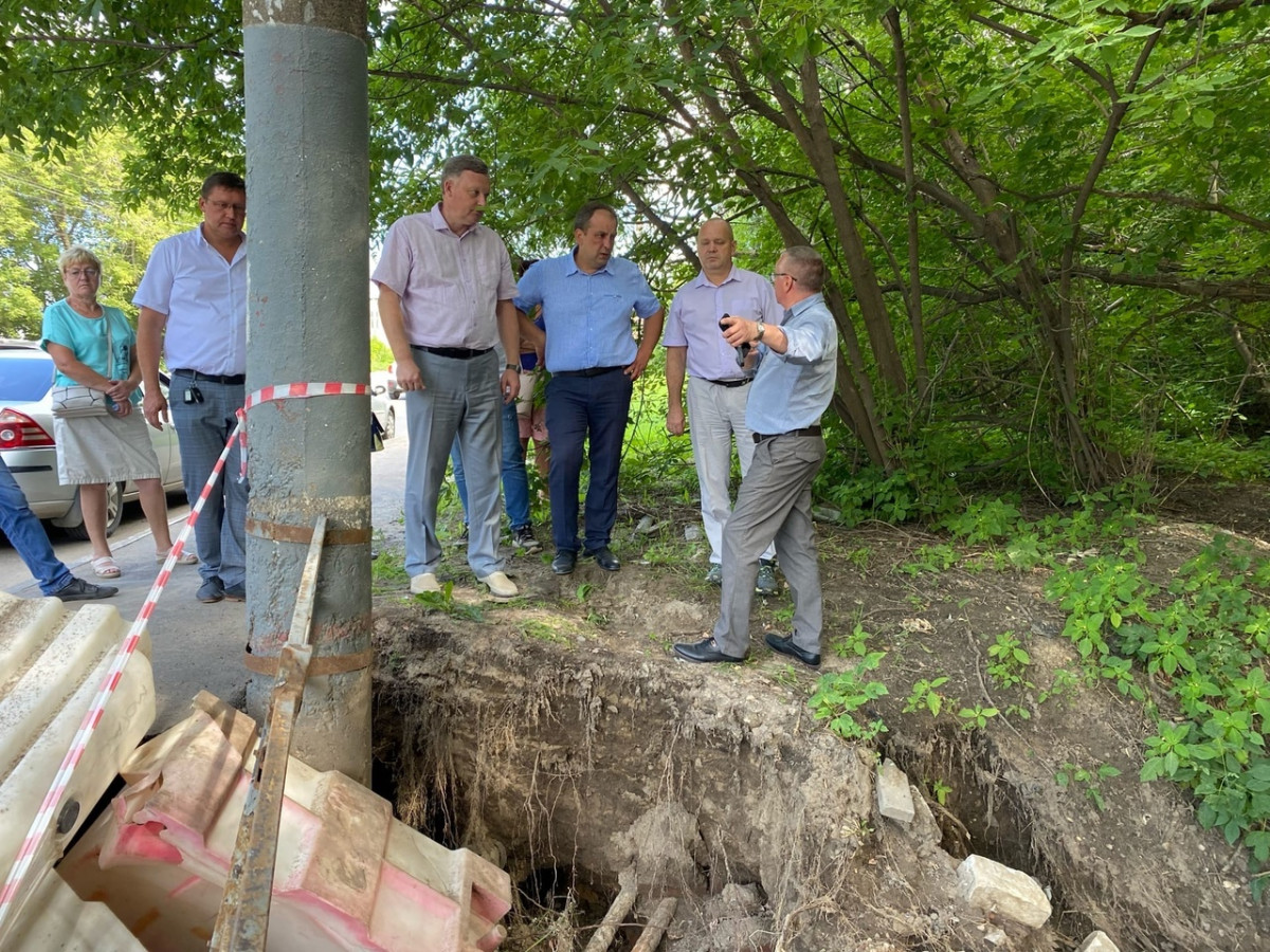 Провалы на Ванеевском мосту и улице Ошарской ликвидируют в Советском районе