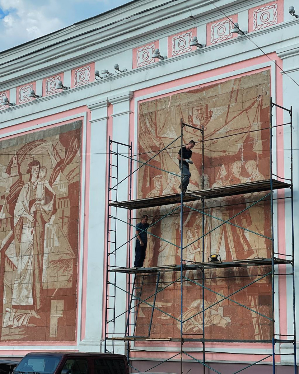 Панно «Связь времён» на доме Мичурина начали реставрировать