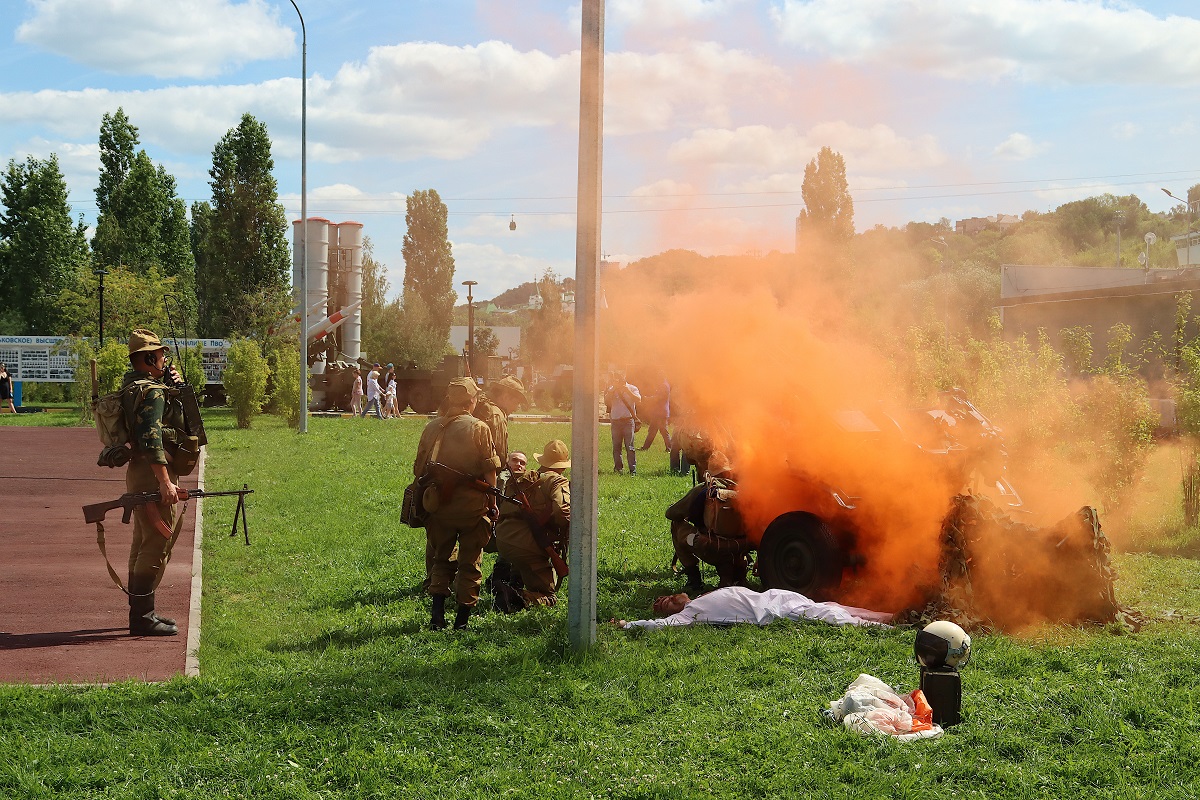 Бой десантников и моджахедов показали в нижегородском «Парке Победы»