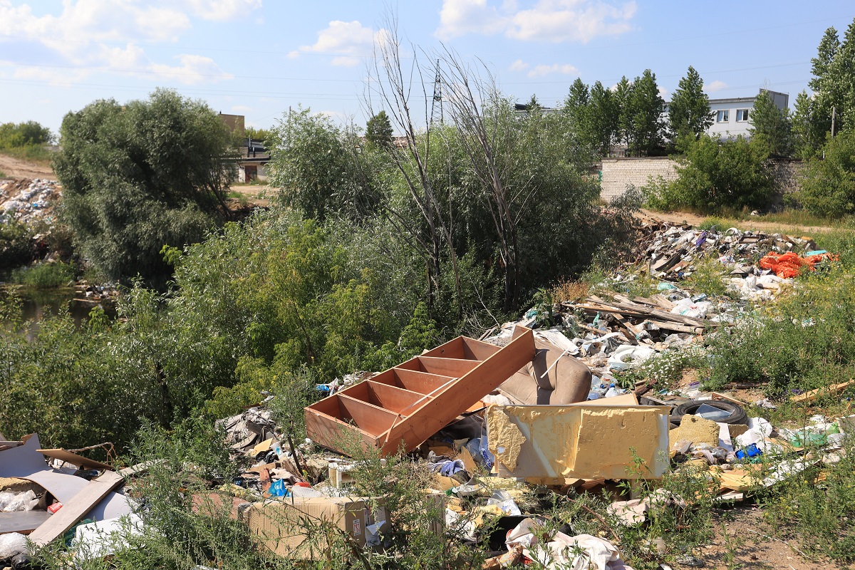 Карьер вблизи Заревской объездной дороги очищают от мусора